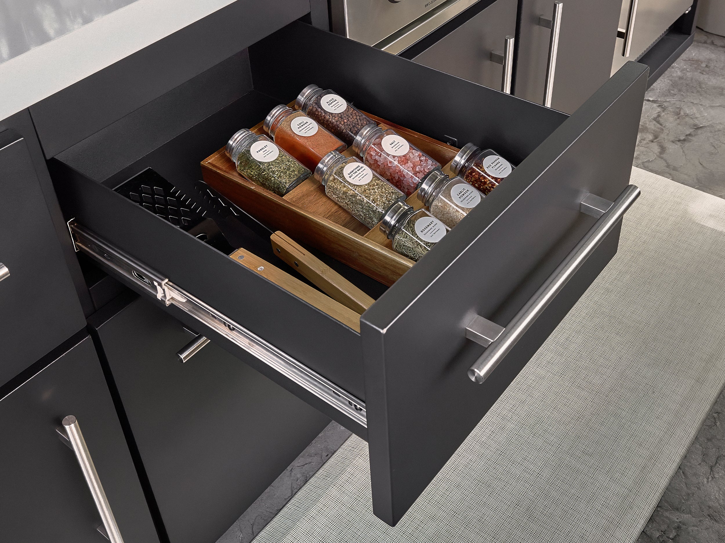 Edgemont Bay | U-Shape Outdoor Kitchen with Bar Seating, Grill & Pizza Oven - Image 15