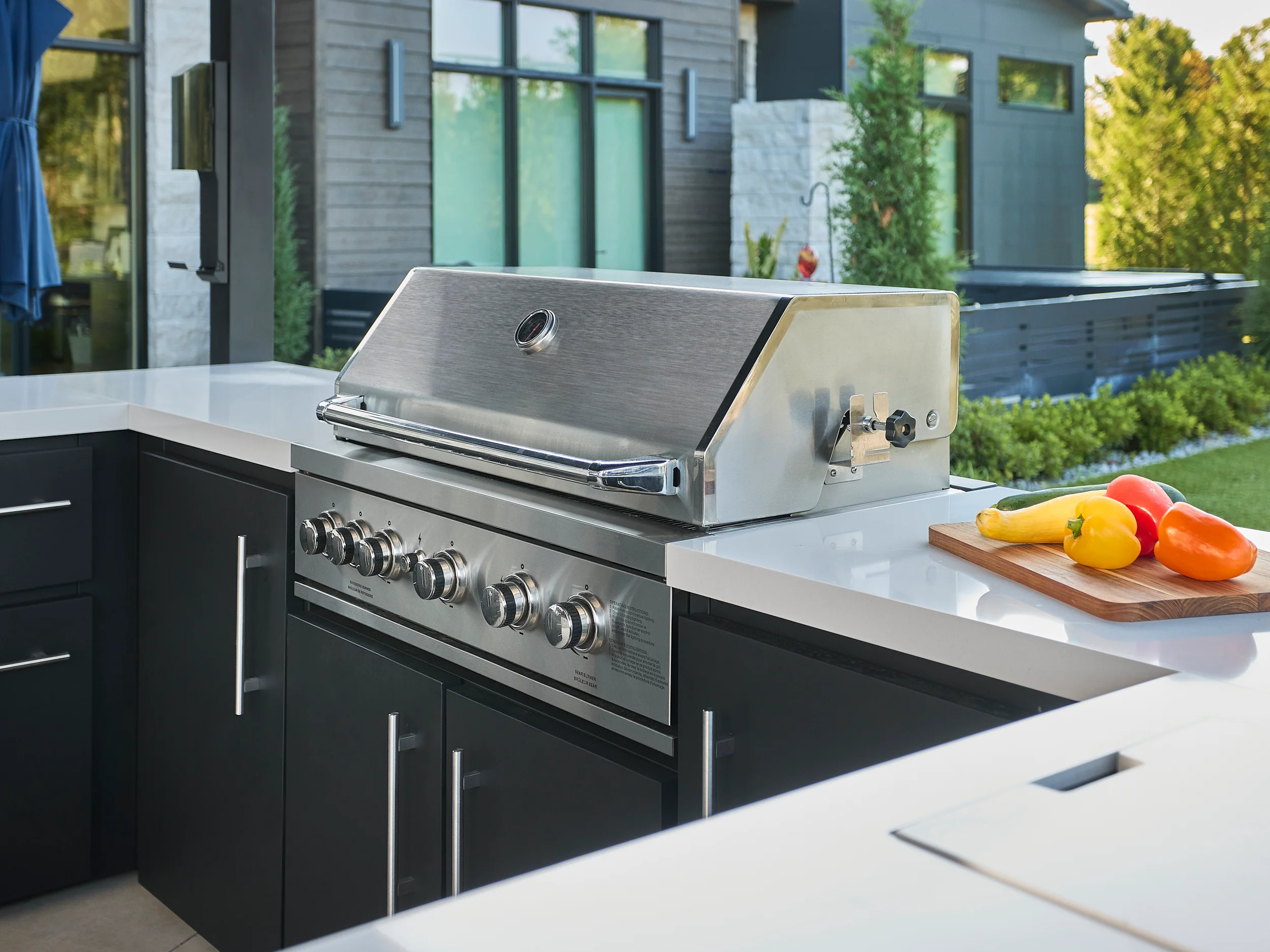 Edgemont Bay | U-Shape Outdoor Kitchen with Bar Seating, Grill & Pizza Oven - Image 4
