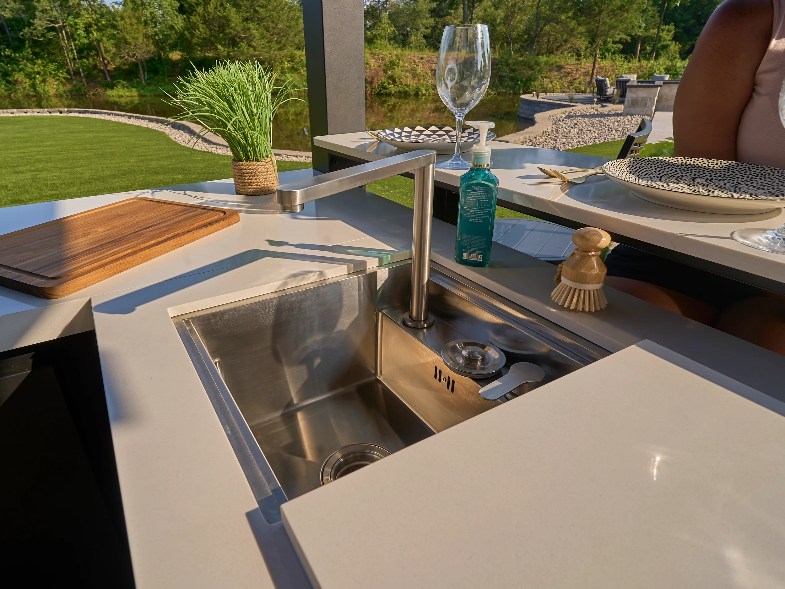 Edgemont Bay | U-Shape Outdoor Kitchen with Bar Seating, Grill & Pizza Oven - Image 9