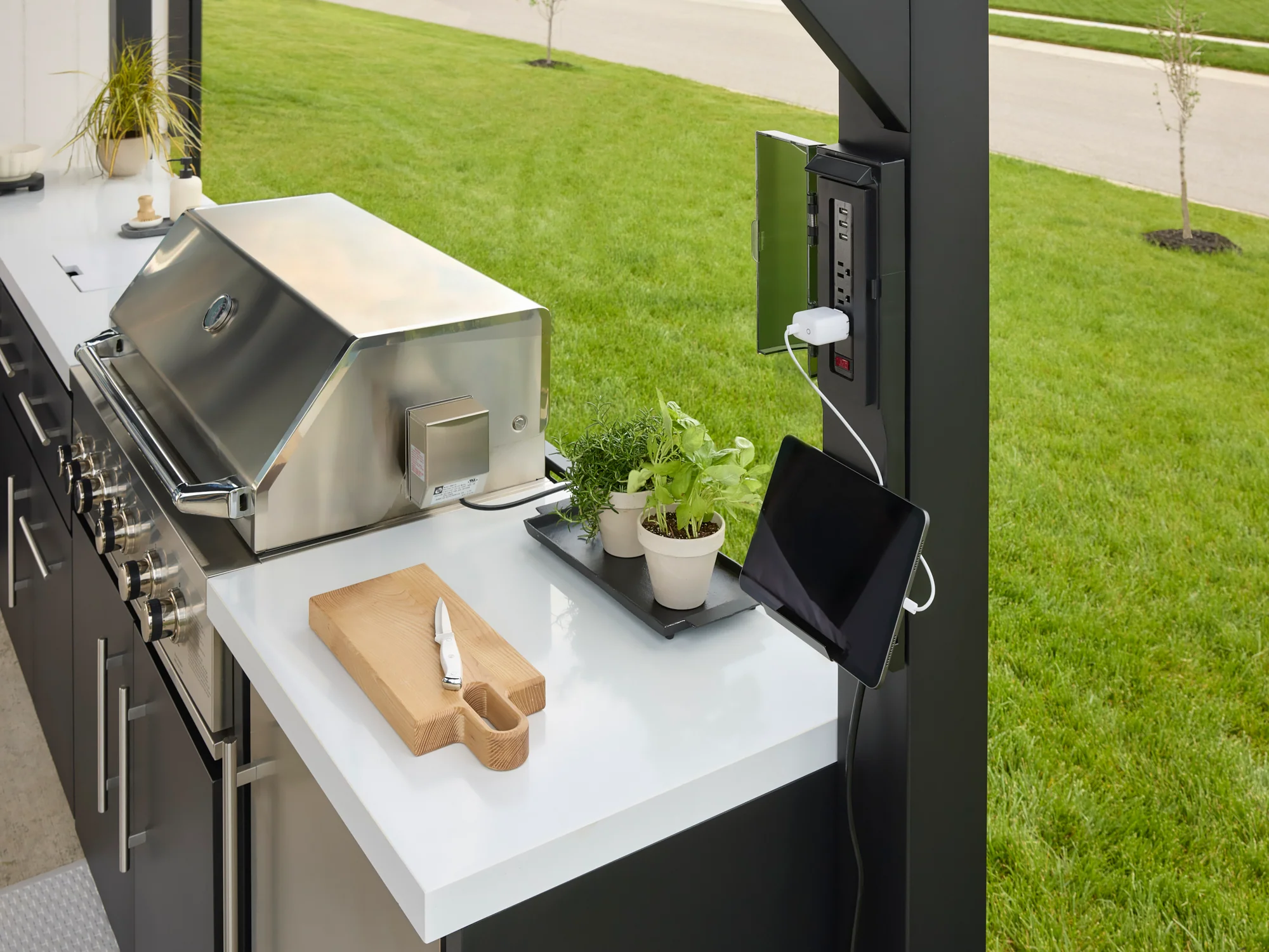 Lancaster | L-Shape Outdoor Kitchen with Built-In Griddle & Pizza Oven - Image 12