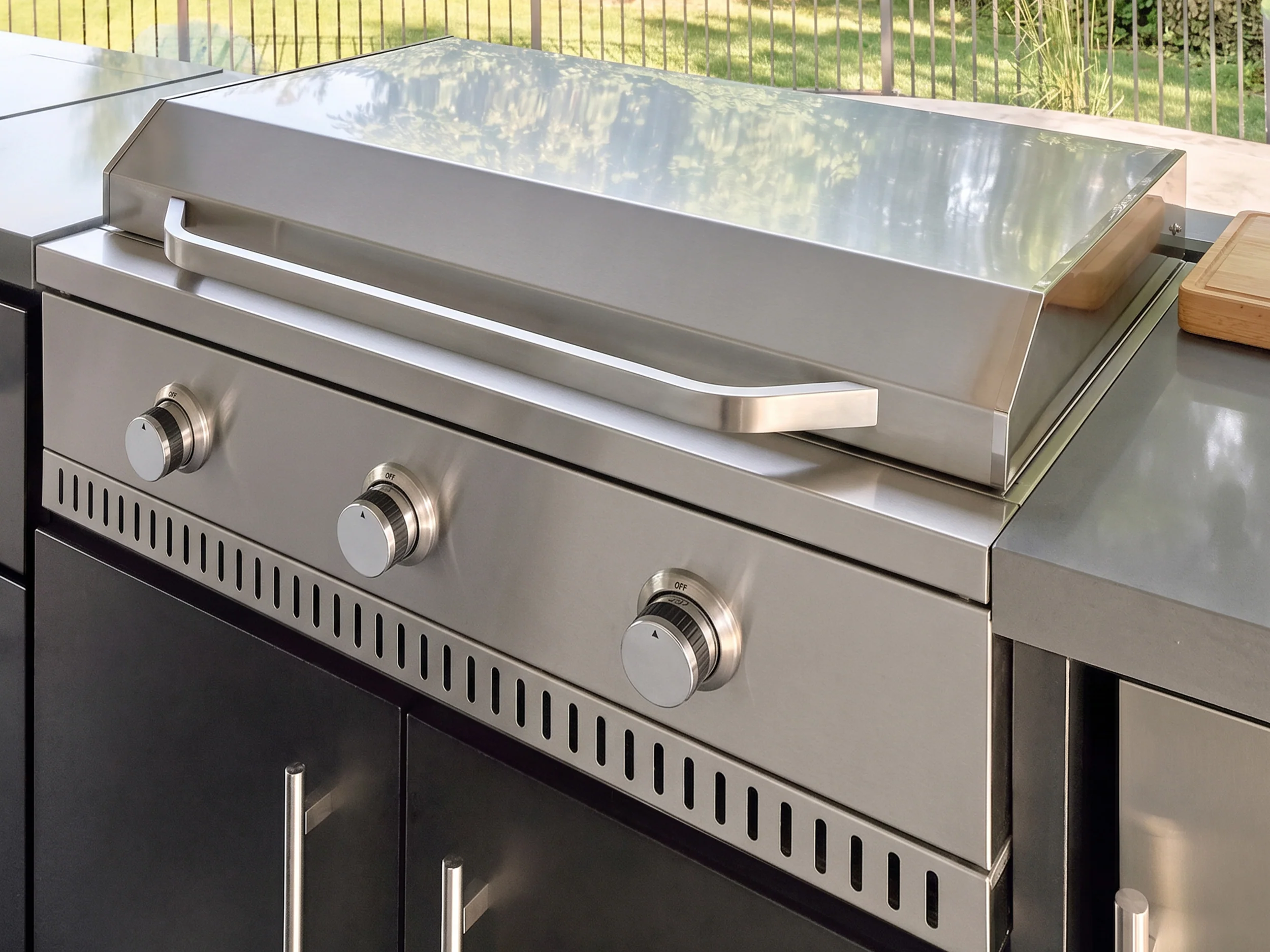 Lancaster | Galley Outdoor Kitchen with Built-In Griddle & Pizza Oven - Image 3
