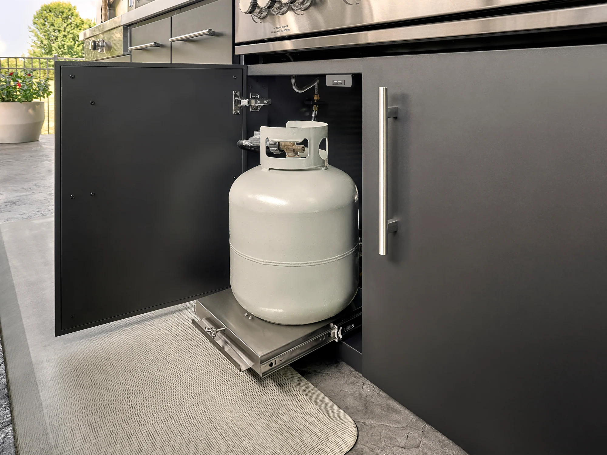 Lancaster | Galley Outdoor Kitchen with Built-In Griddle & Pizza Oven - Image 20